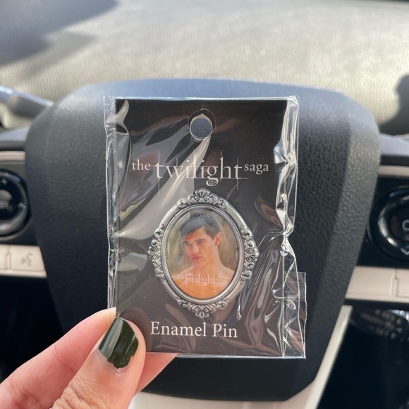 Twilight Team Jacob enamel pin - Picture 2 of 2